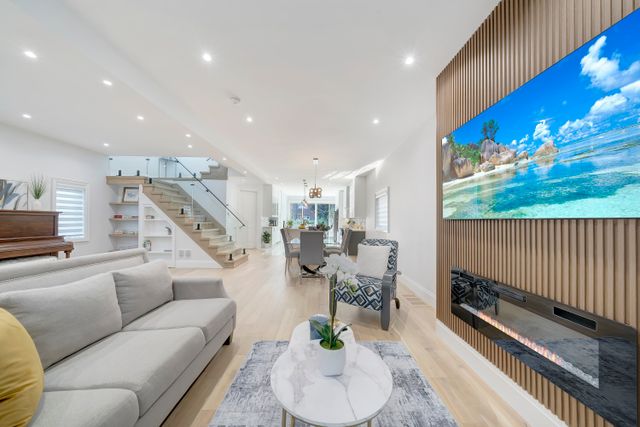 3) Living Room (3)