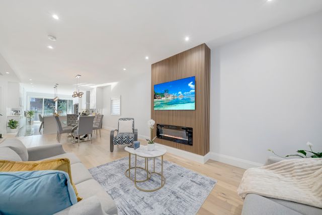3) Living Room (4)
