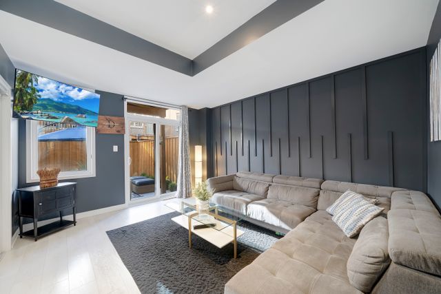 4) Living Area (1)