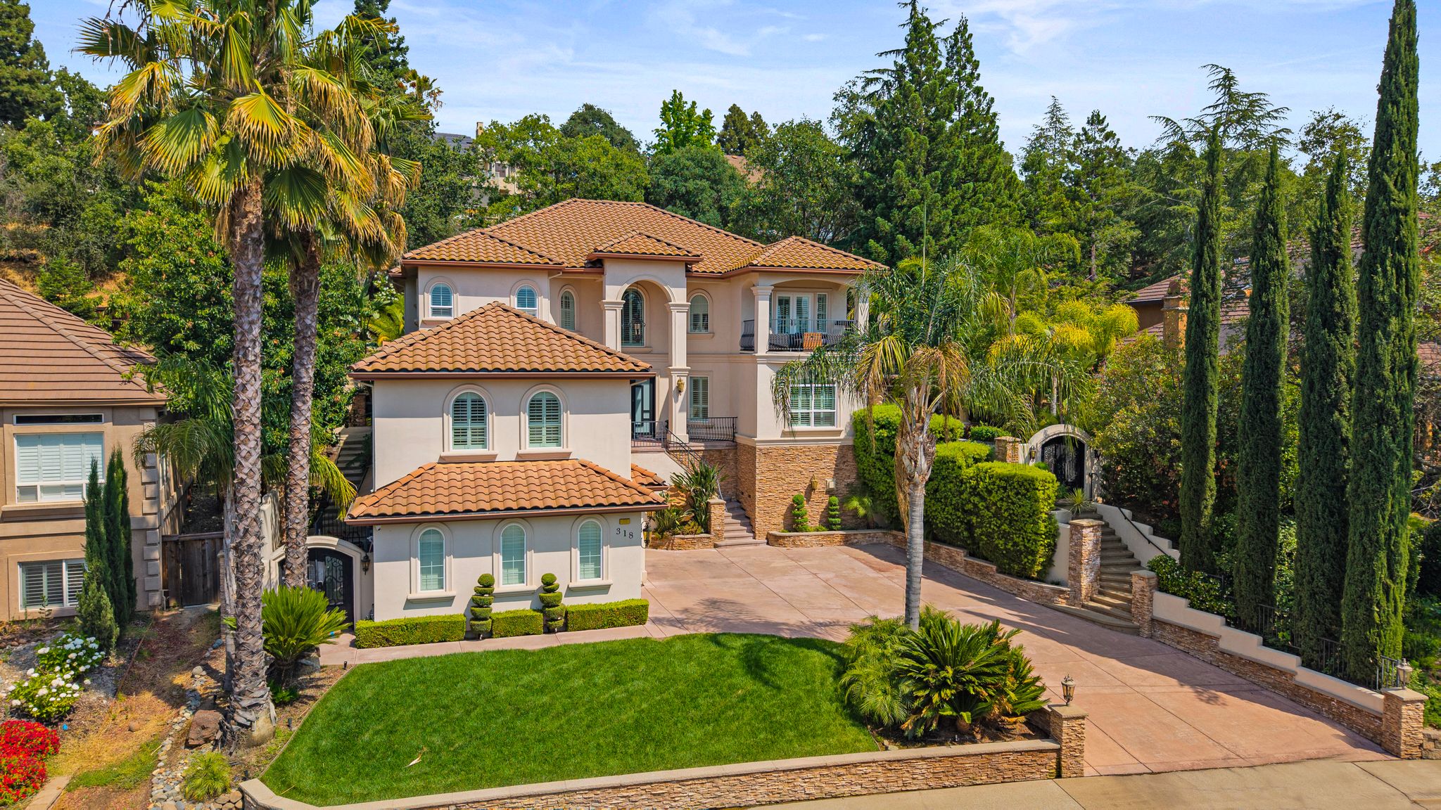 318 Canyon Falls Dr, Folsom, CA 95630-002