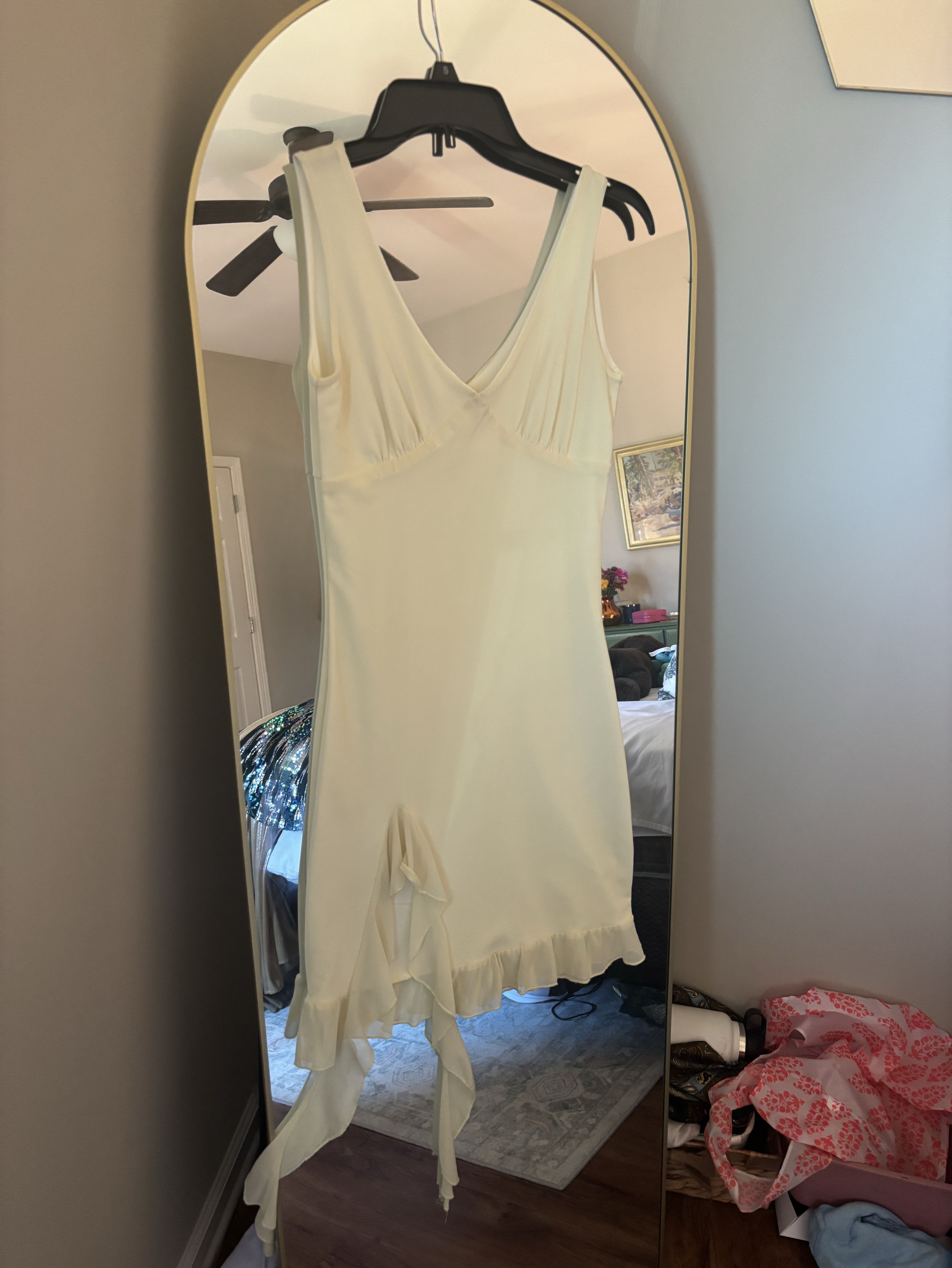 Mini yellow dress with ruffled slit