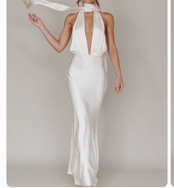 Selfie Leslie NWOT Plunge Bridal Gown