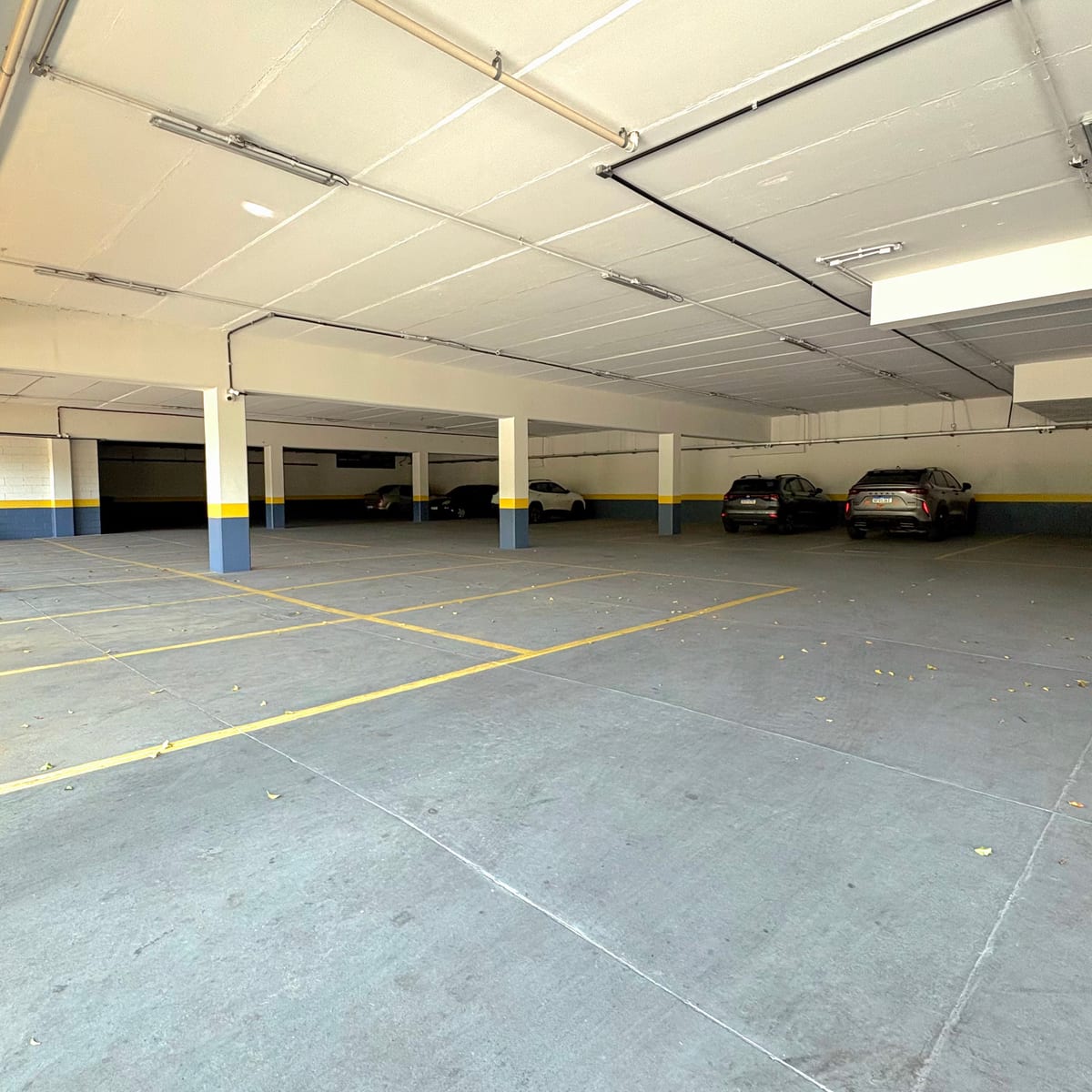 Estacionamento coberto do Conecta, com as vagas demarcadas