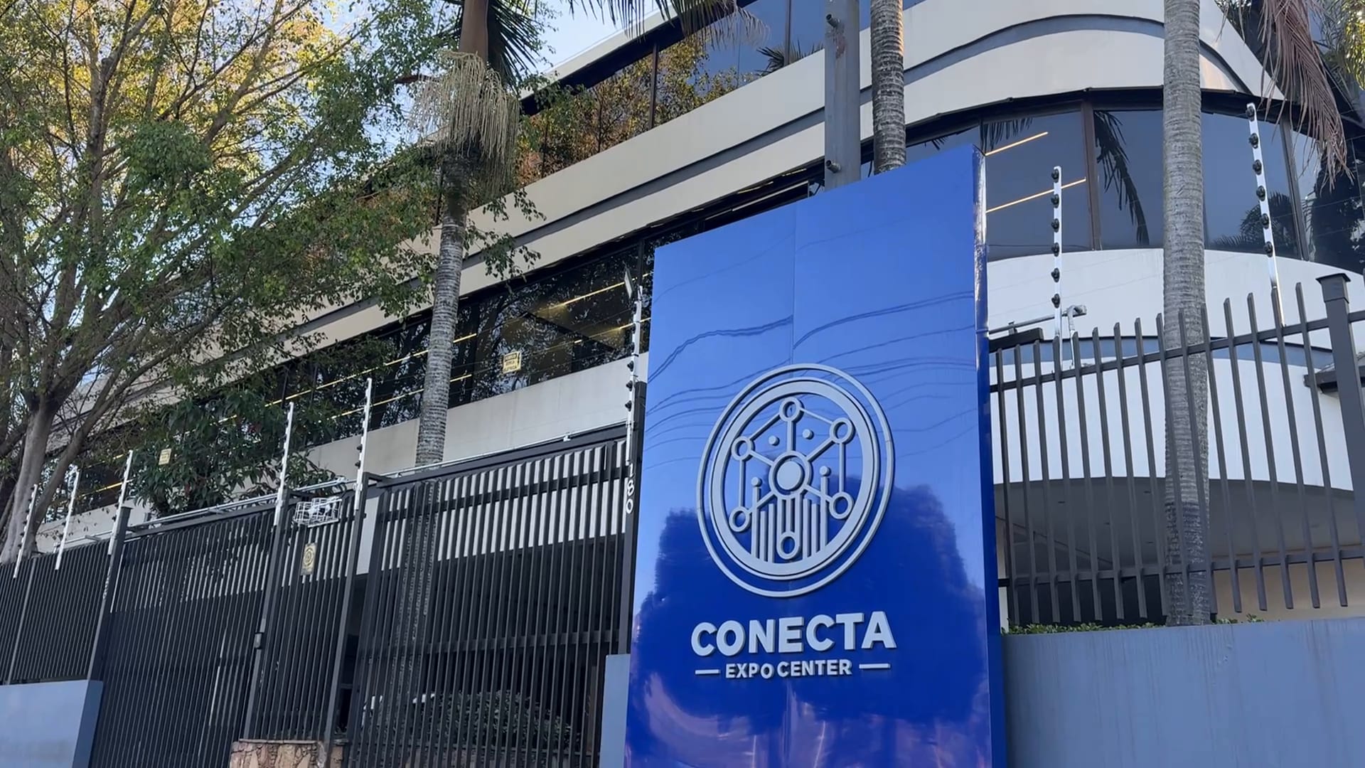 Fachada do Conecta na Rua Amborés, 180, com o totem azul do Conecta Expo Center