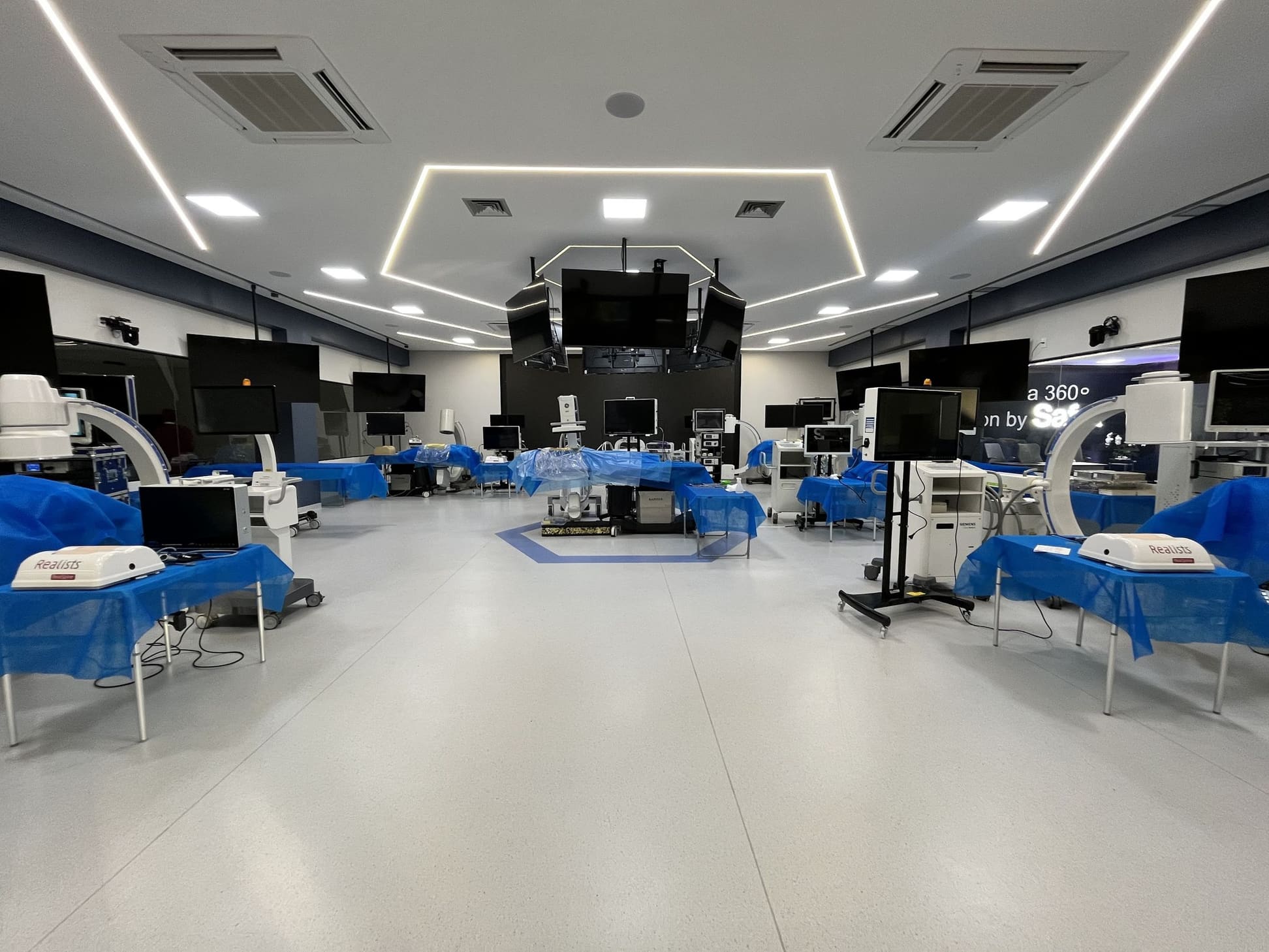 Lab Central com as mesas cirúrgicas e as TVs suspensas