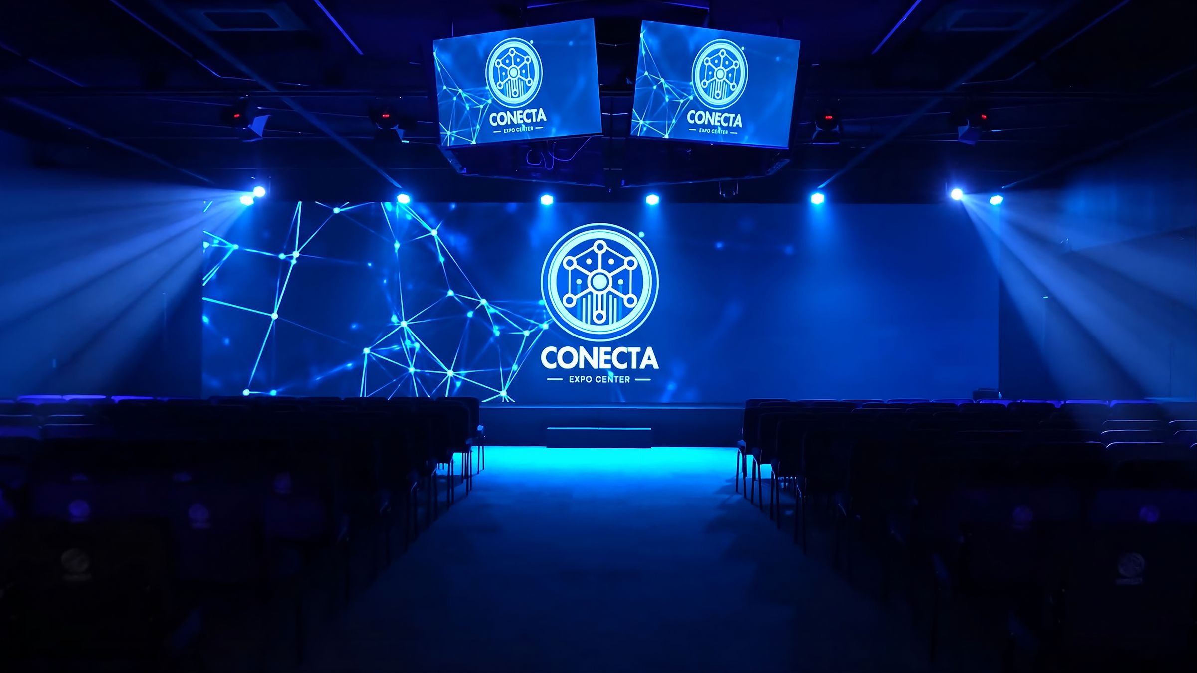 Palco do Auditório Principal com o painel de LED e as TVs acesos