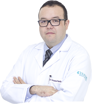 Dr. Fernando Yaeda de jaleco