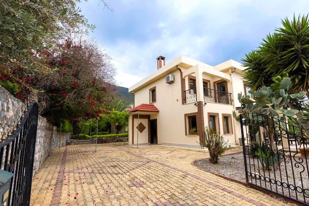4 bedroom villa in bellapais