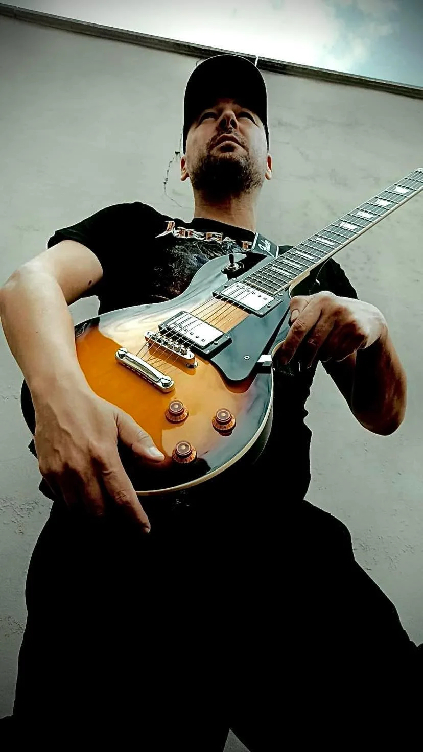 TomGuitar3.jpg