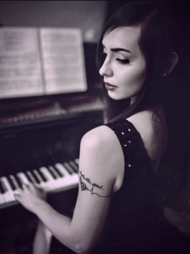 piano bw.jpeg
