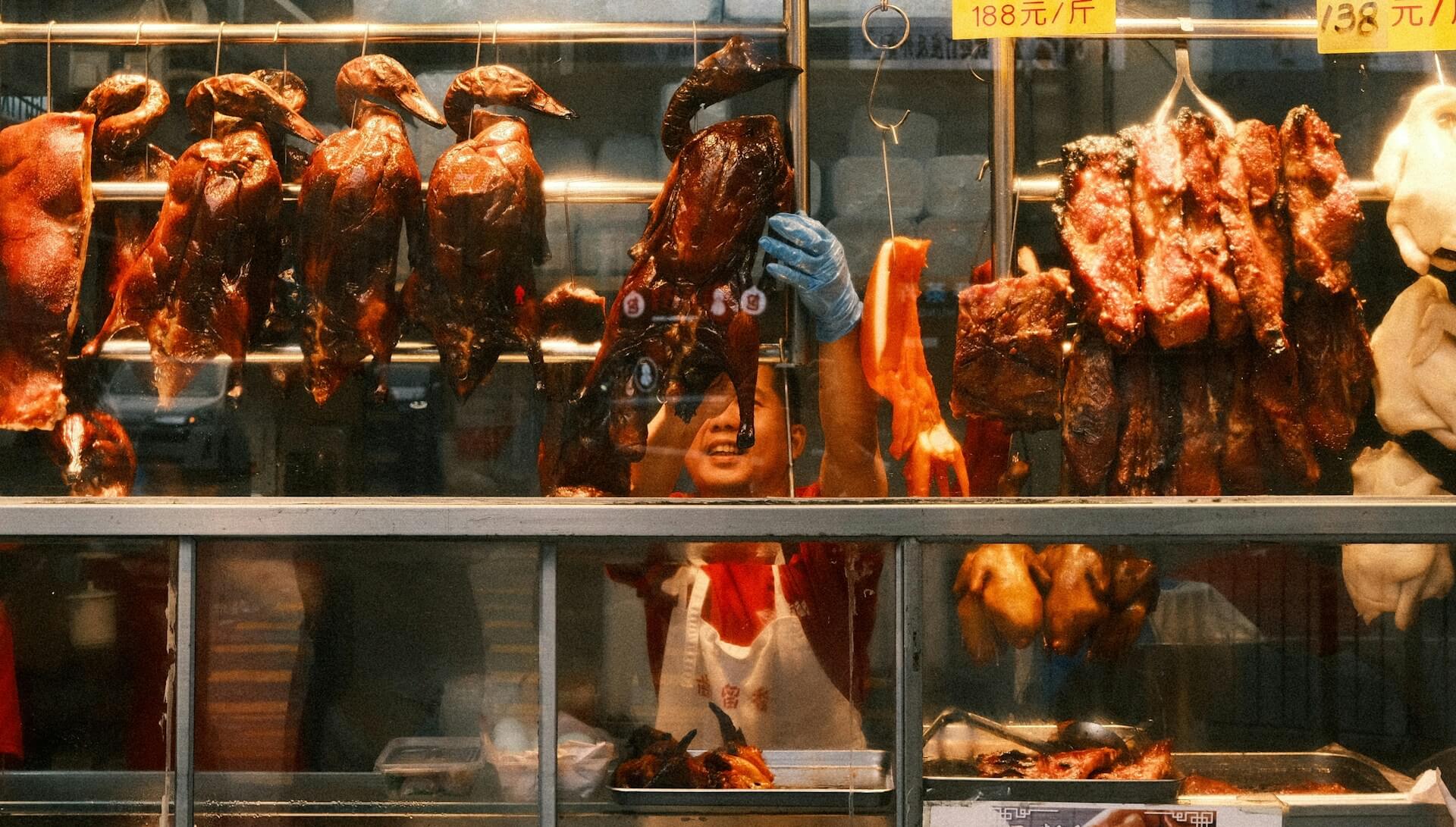 【香港美食2025】別只吃觀光客餐廳!在地人帶路,9家「銅板價」排隊小吃,沒吃到會後悔!