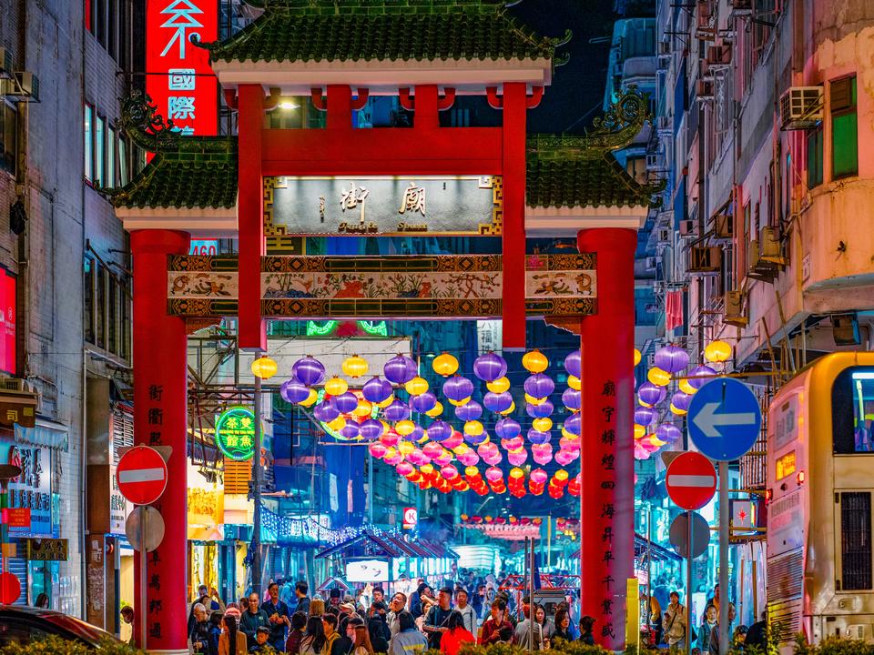 油麻地廟街的深夜食肆,熱鬧非凡。