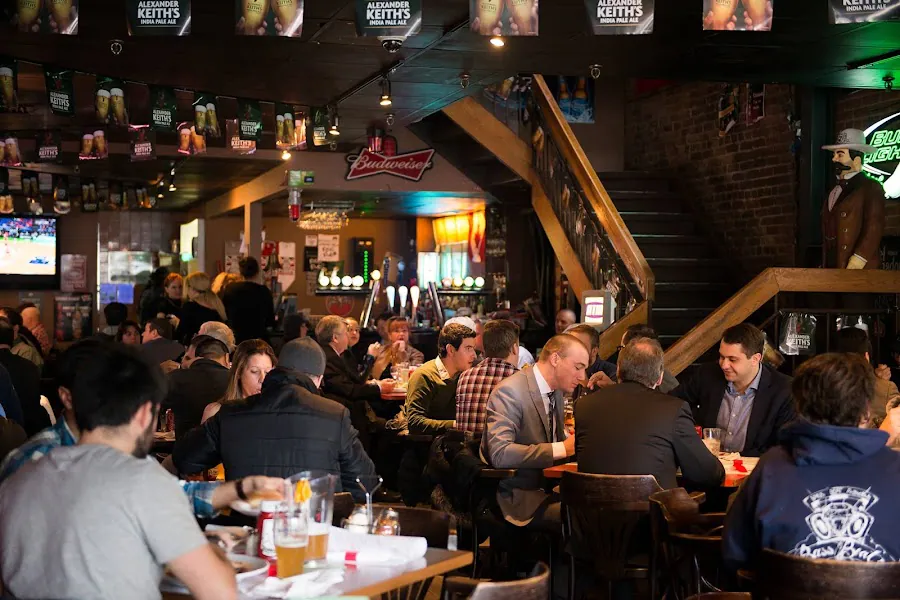 Peel Pub - Sports Bar/Bar Sportif
