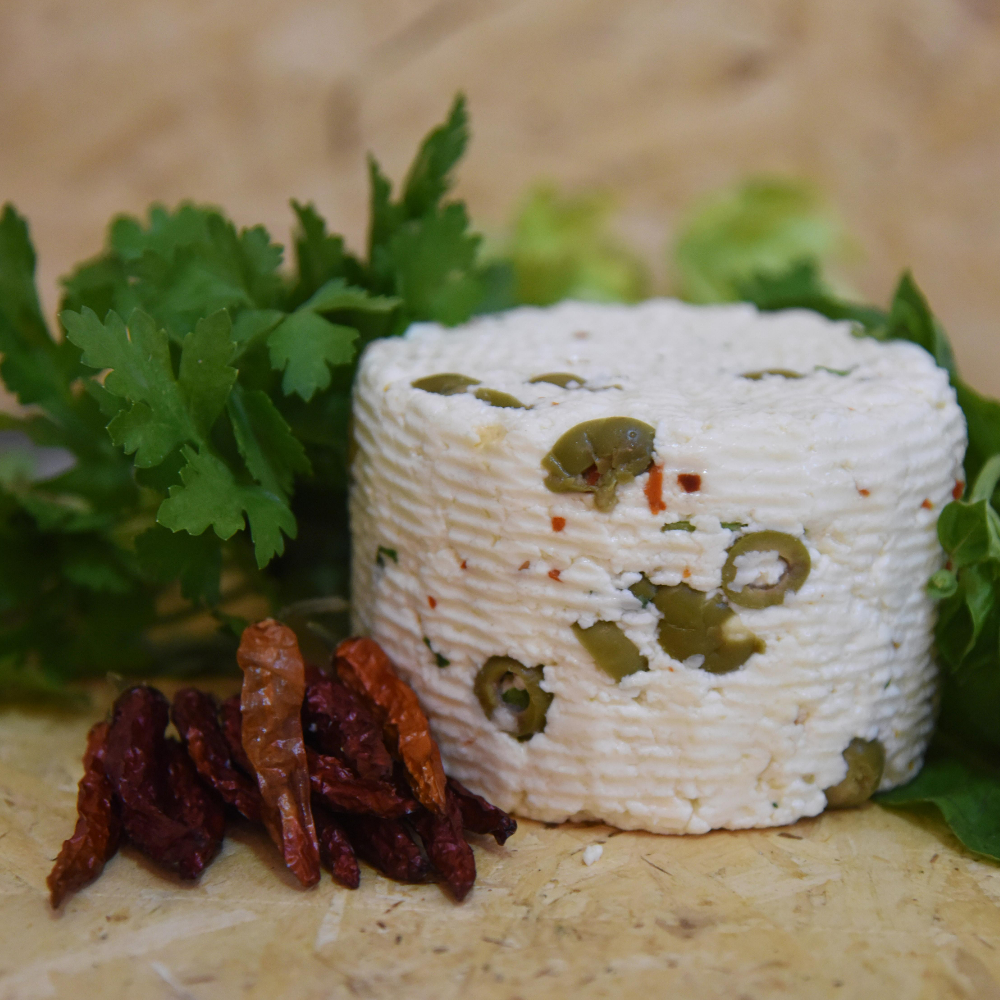 Pecorino "Tricolore" con Peperoncino, Olive Verdi e Rucola