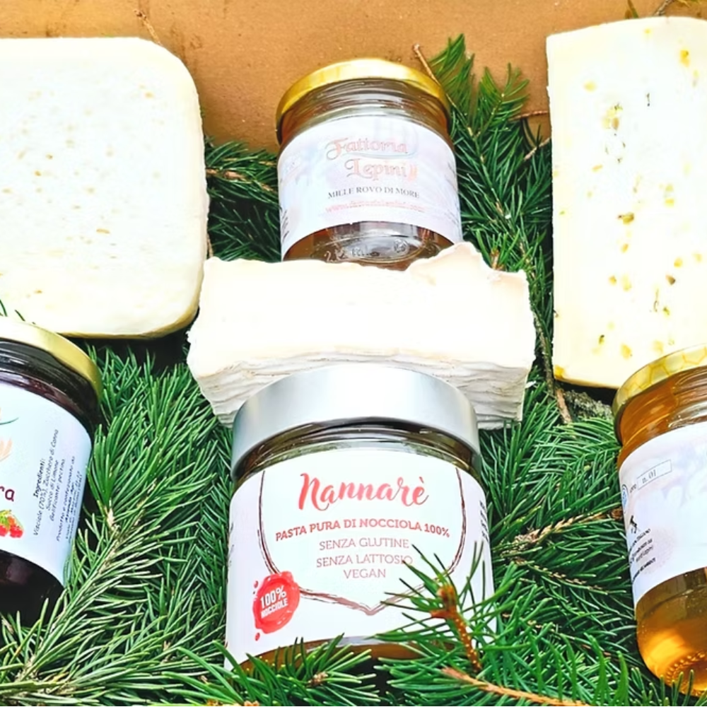 Cesto di Natale "Vegetariano" - 6 Pezzi (Caciotta di Capra Semi Stagionata, Stracchinato di Capra a Crosta Fiorita "Tipo Brie", Caciotta di Capra Semi Stagionata al Pistacchio Verde di Bronte, Miele Bio Millefiori, Confettura extra ai Frutti di Bosco, Crema 100% di Nocciole Gentile Romana)