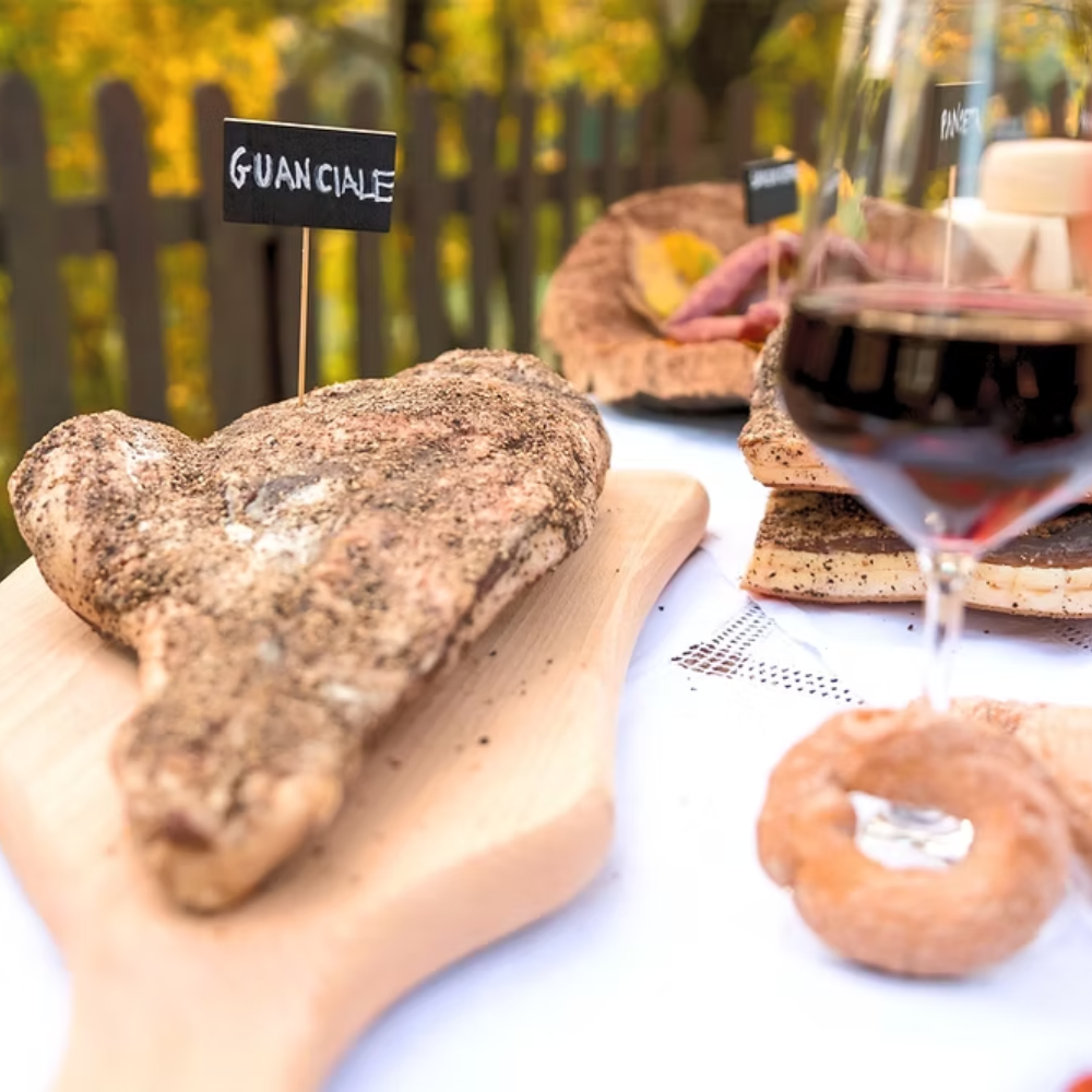 Cesto di Natale "Norcino" - 7 Pezzi (Salamella di Suino Nero, Guanciale Stagionato, Pancetta Tesa di Suino Stagionata, Salamini Stagionati al Tartufo Nero, Salamini Stagionati al Pepe, Salsiccette Stagionate al Finocchio, Coppiette Stagionate di Prosciutto)