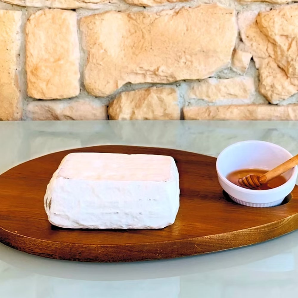 Cesto di Natale "Vegetariano" - 6 Pezzi (Caciotta di Capra Semi Stagionata, Stracchinato di Capra a Crosta Fiorita "Tipo Brie", Caciotta di Capra Semi Stagionata al Pistacchio Verde di Bronte, Miele Bio Millefiori, Confettura extra ai Frutti di Bosco, Crema 100% di Nocciole Gentile Romana)