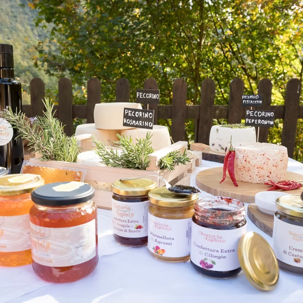 Cesto di Natale "Gourmet" - 10 Pezzi (Caciotta di Capra Semi Stagionata al Pistacchio Verde di Bronte, Caciotta di Capra Semi Stagionata al Rosmarino, Caciotta di Capra semi Stagionata Affinata in Grotta, Stracchinato di Capra a Crosta Fiorita "Tipo Brie", Salamini Stagionati di Suino Nero, Guanciale Stagionato di Suino Nero, Salamini Stagionati al Tartufo Nero, Miele Bio di Acacia, Confettura Extra alle Amarene, Crema 100% di Nocciole Gentile Romana e Cacao Naturale)