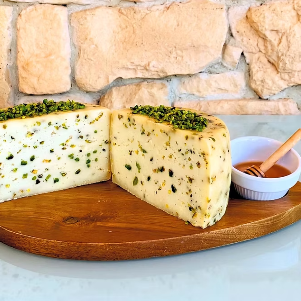 Cesto di Natale "Gourmet" - 10 Pezzi (Caciotta di Capra Semi Stagionata al Pistacchio Verde di Bronte, Caciotta di Capra Semi Stagionata al Rosmarino, Caciotta di Capra semi Stagionata Affinata in Grotta, Stracchinato di Capra a Crosta Fiorita "Tipo Brie", Salamini Stagionati di Suino Nero, Guanciale Stagionato di Suino Nero, Salamini Stagionati al Tartufo Nero, Miele Bio di Acacia, Confettura Extra alle Amarene, Crema 100% di Nocciole Gentile Romana e Cacao Naturale)