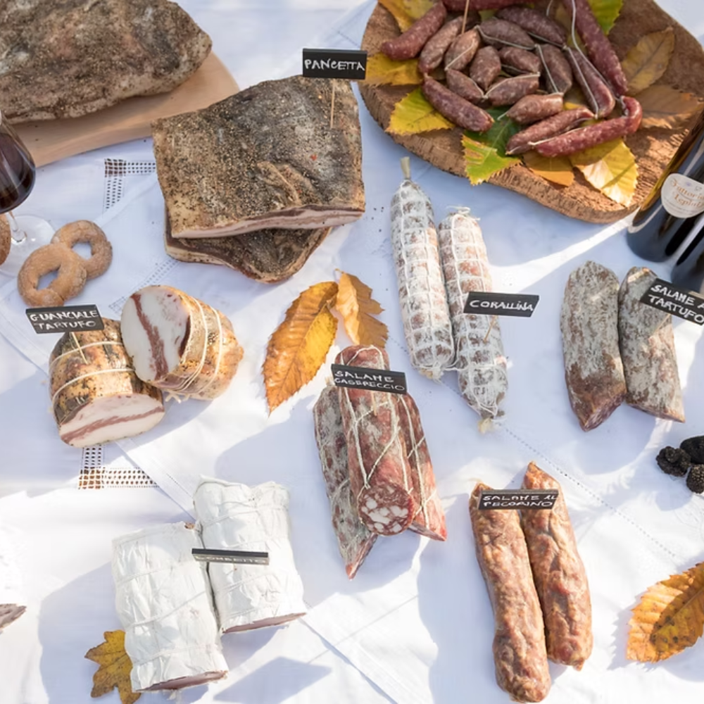 Cesto di Natale "Norcino" - 7 Pezzi (Salamella di Suino Nero, Guanciale Stagionato, Pancetta Tesa di Suino Stagionata, Salamini Stagionati al Tartufo Nero, Salamini Stagionati al Pepe, Salsiccette Stagionate al Finocchio, Coppiette Stagionate di Prosciutto)