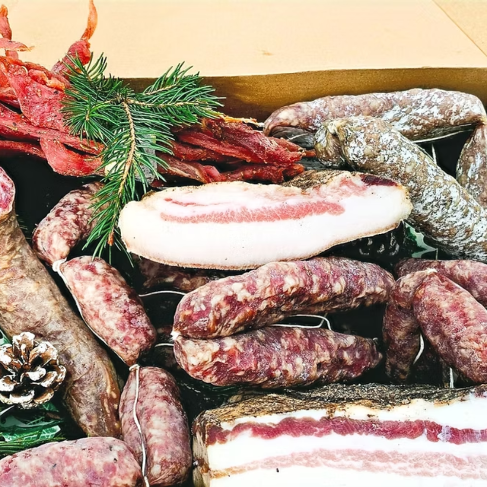 Cesto di Natale "Norcino" - 7 Pezzi (Salamella di Suino Nero, Guanciale Stagionato, Pancetta Tesa di Suino Stagionata, Salamini Stagionati al Tartufo Nero, Salamini Stagionati al Pepe, Salsiccette Stagionate al Finocchio, Coppiette Stagionate di Prosciutto)