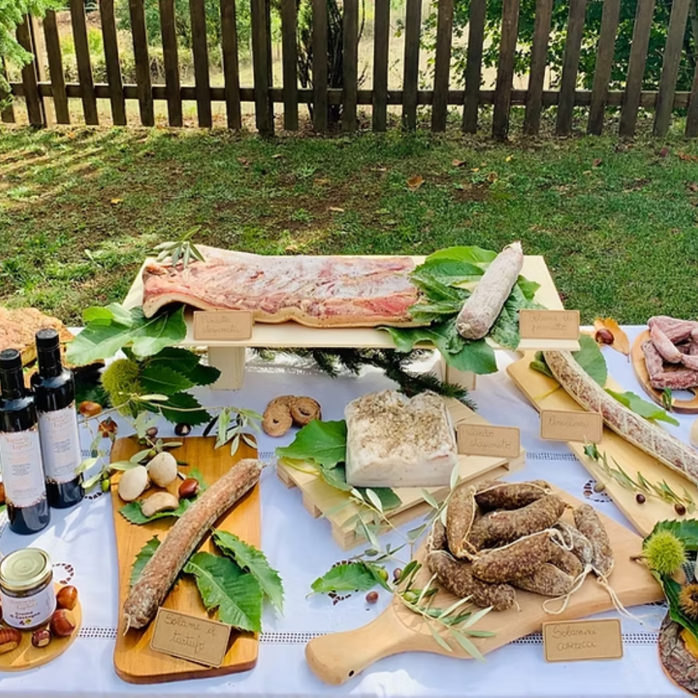 Cesto di Natale "Gourmet" - 10 Pezzi (Caciotta di Capra Semi Stagionata al Pistacchio Verde di Bronte, Caciotta di Capra Semi Stagionata al Rosmarino, Caciotta di Capra semi Stagionata Affinata in Grotta, Stracchinato di Capra a Crosta Fiorita "Tipo Brie", Salamini Stagionati di Suino Nero, Guanciale Stagionato di Suino Nero, Salamini Stagionati al Tartufo Nero, Miele Bio di Acacia, Confettura Extra alle Amarene, Crema 100% di Nocciole Gentile Romana e Cacao Naturale)