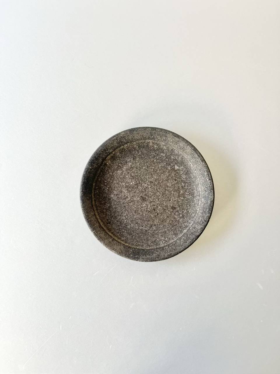 【美品】田鶴濵 守人　黒錆釉7寸皿