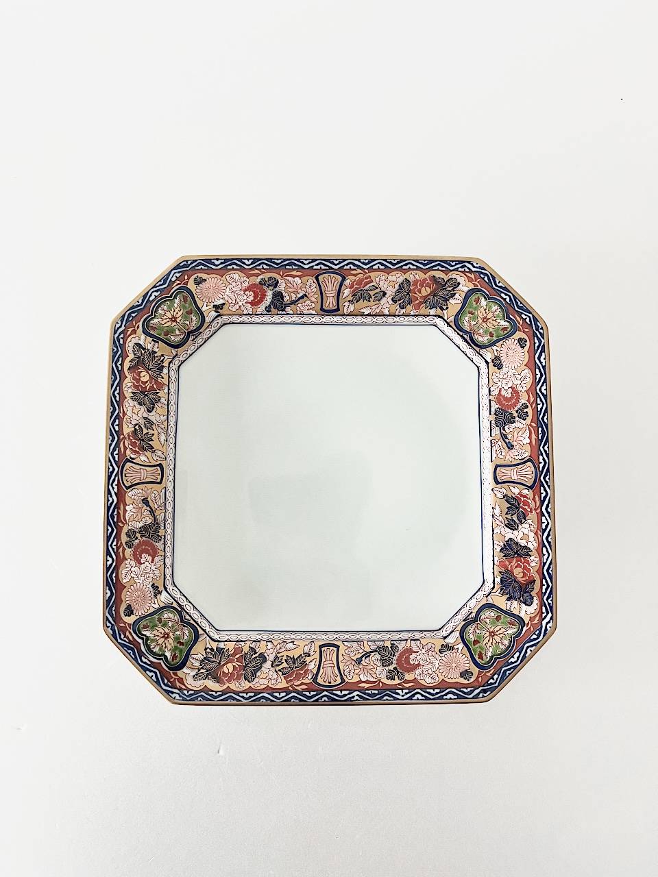 【美品】有田焼　極錦 金彩 古伊万里様式　八角盛皿　25cm