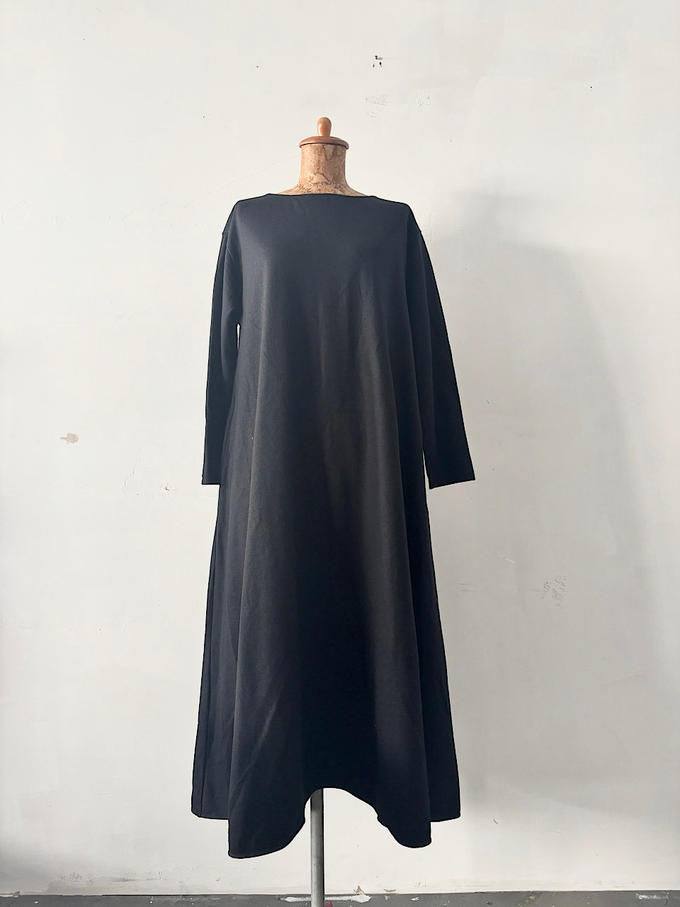 【美品】かぐれ　ウールカットパイピングワンピース　黒