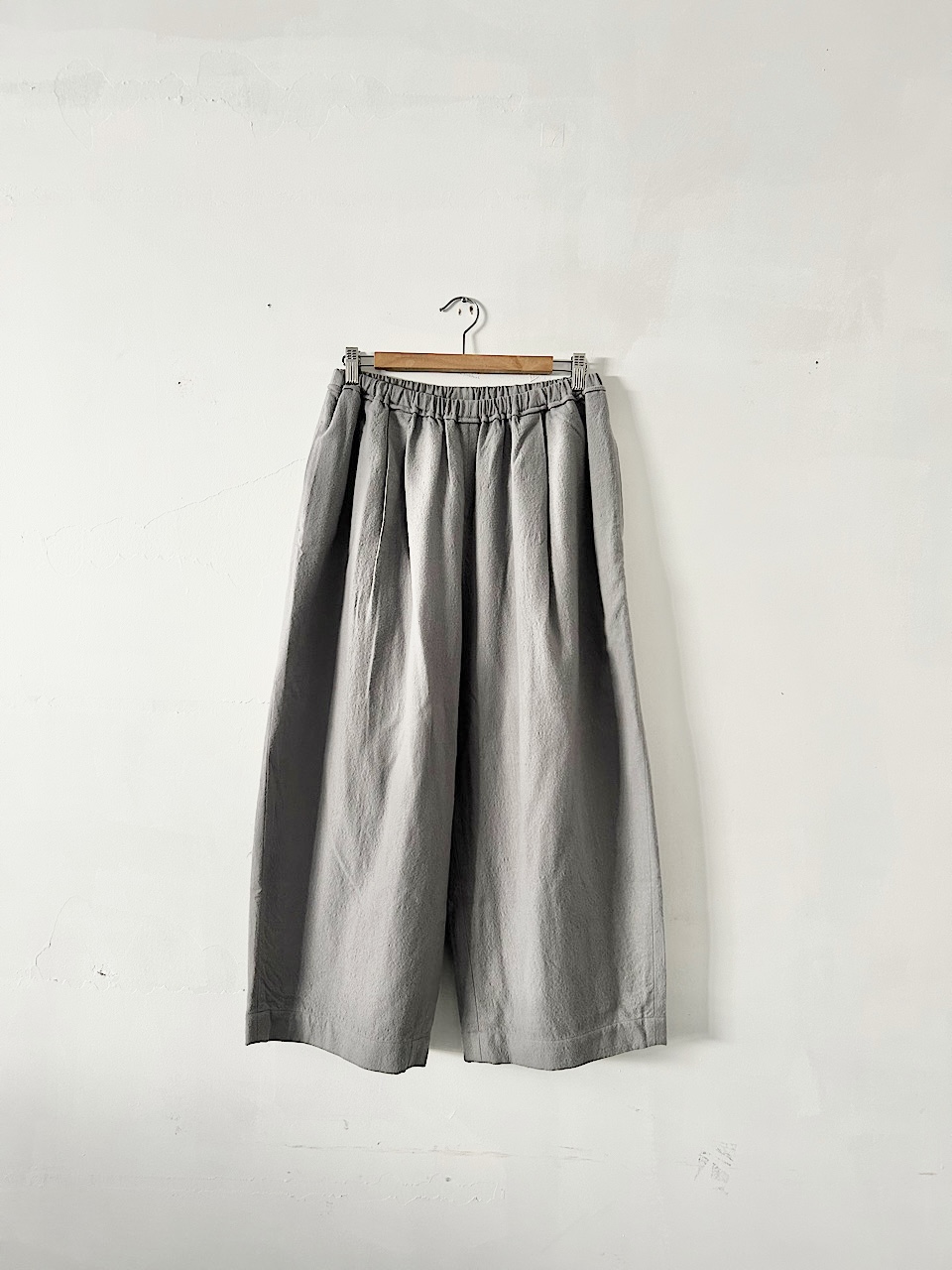 mina perhonen　neutraali　sol　ウールパンツ　サイズM　グレー