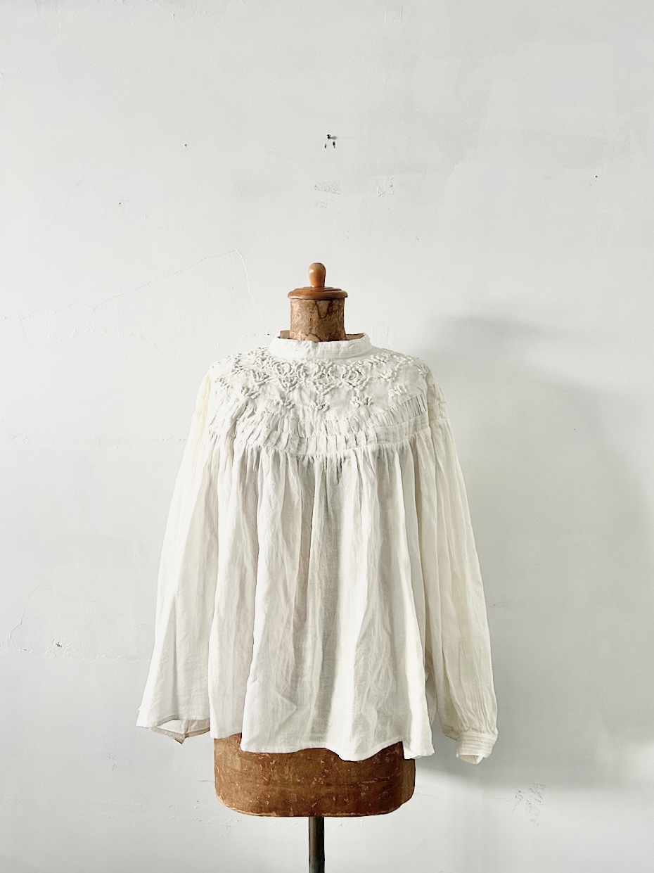 【未使用】tumugu　ハンド刺繍　コットンモス　プルオーバー　ブラウス