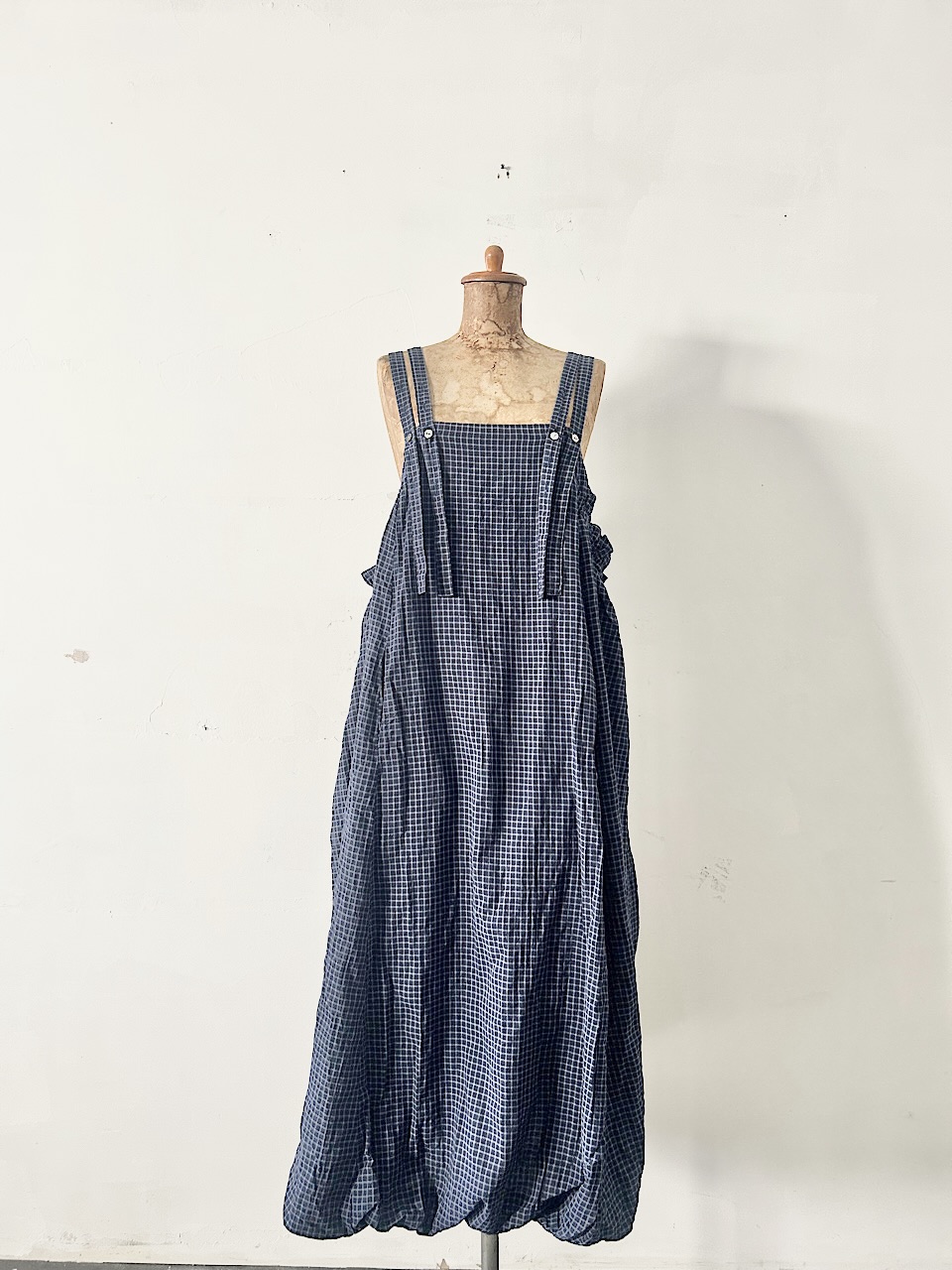 【美品】tumugu　シャーリングチェック バルーンキャミワンピース