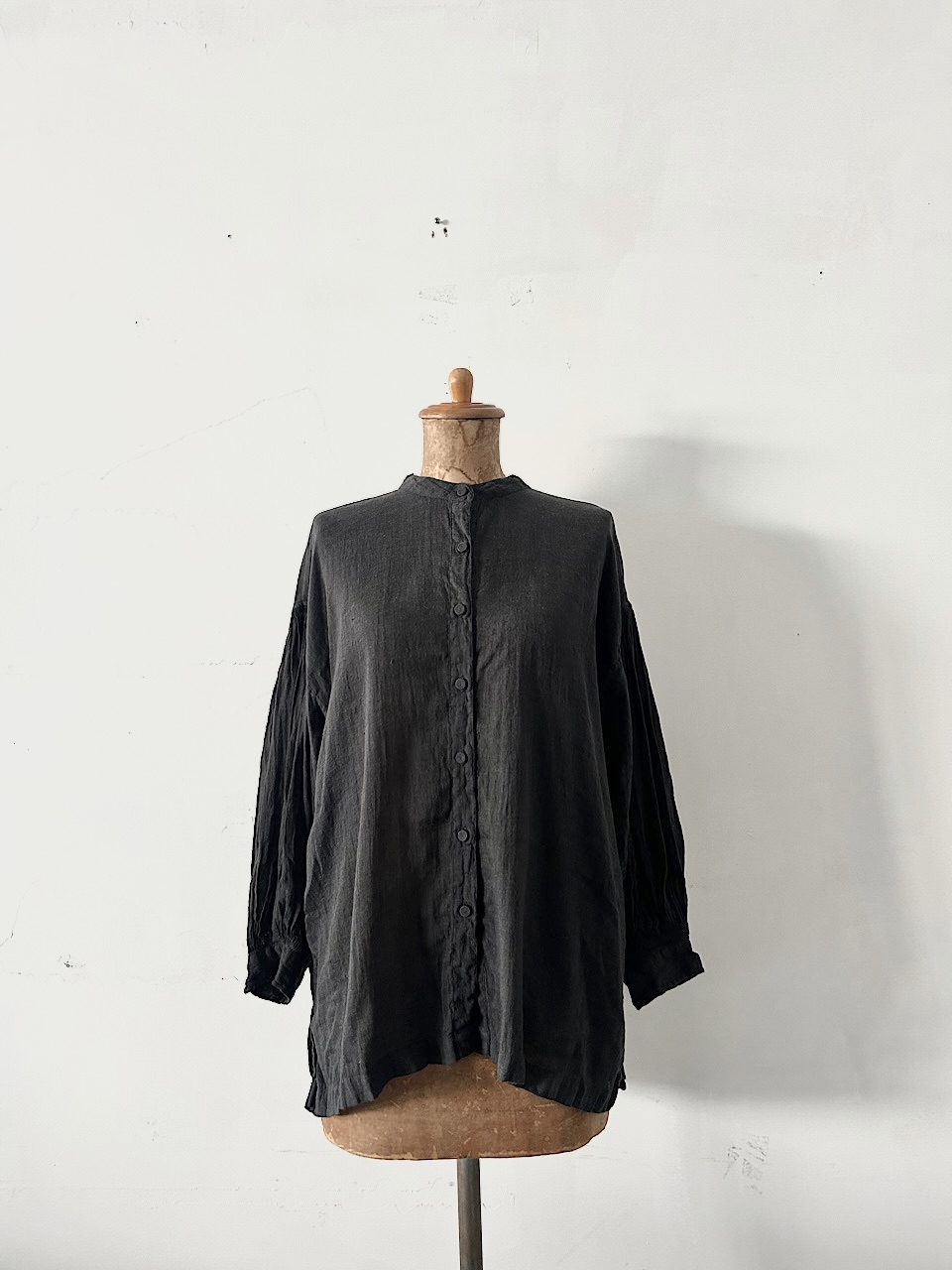 【美品】maison de soil　HANDWOVEN KHADI COTTON / LINEN PLAIN (OVERDYE) BANDED COLLAR SHIRT WITH MINI PINTUCK
