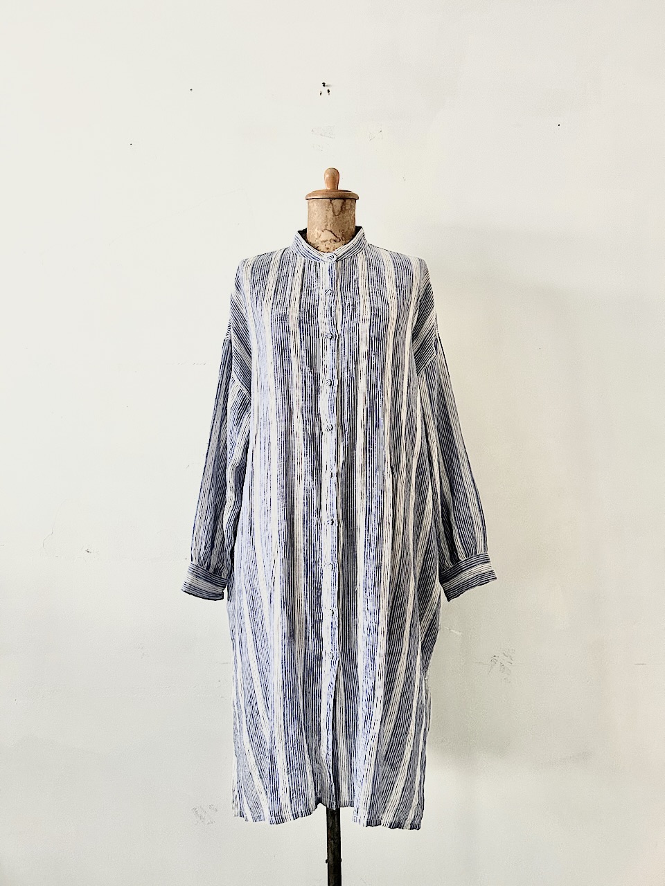 【美品】Maison de soil　80’Sパワールームリネン　ランダムストライプ　バンドカラーバックプリーツマキシシャツ　