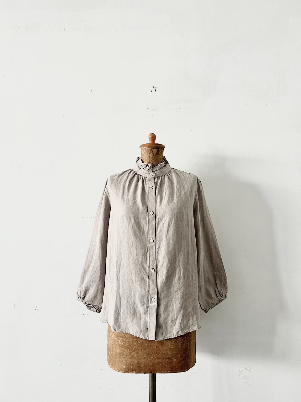 【美品】atelier an one 　襟フリルリネンブラウス