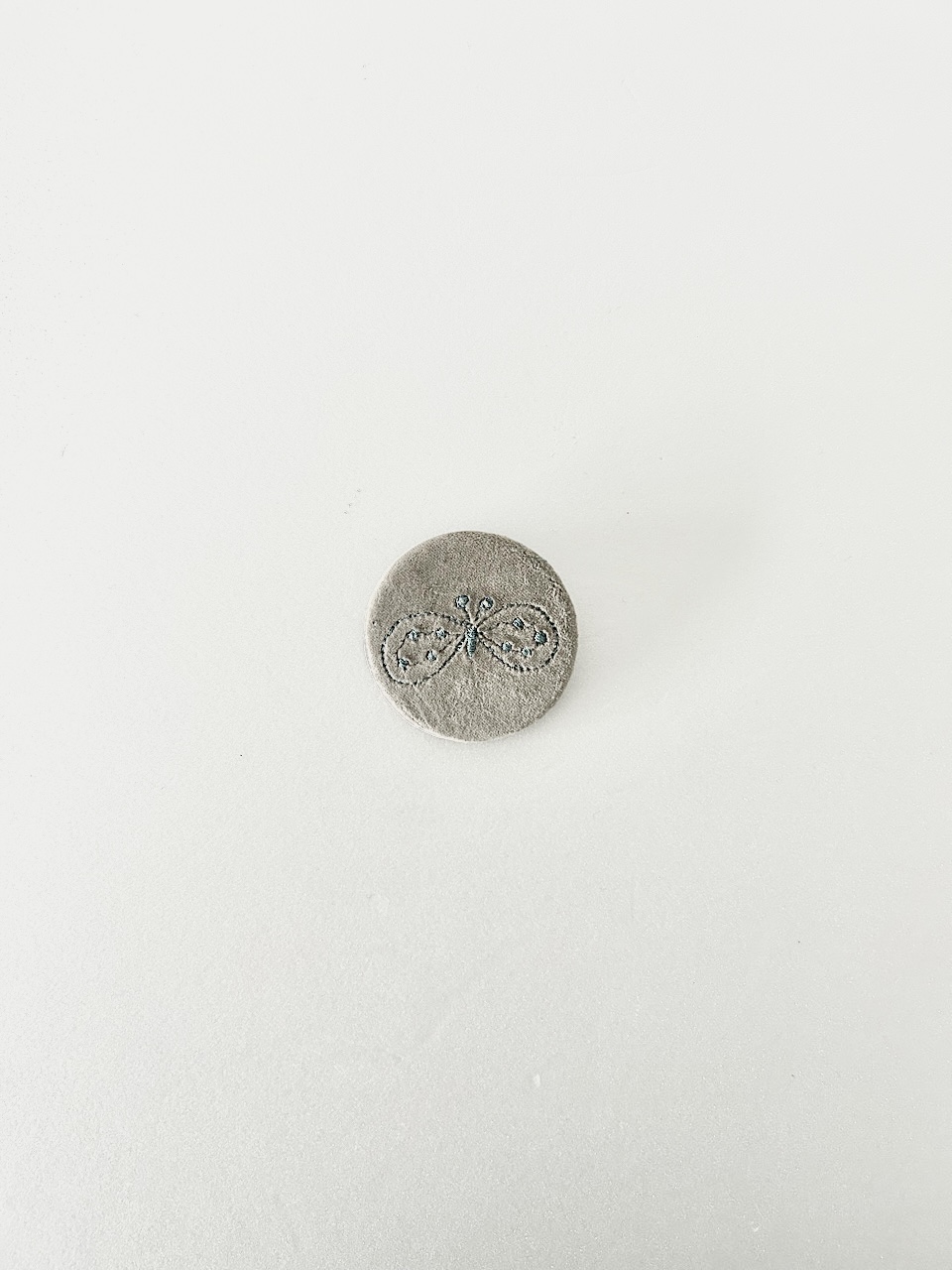 【美品】mina perhonen　choucho　ベロア　ブローチ