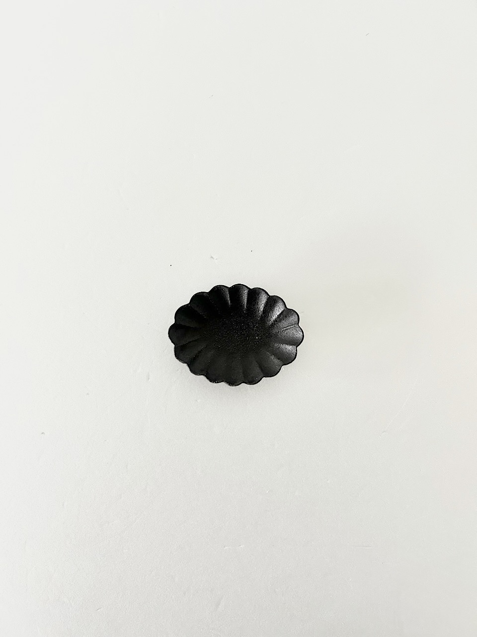 【美品】高島大樹　黒釉輪花楕円小皿　在庫2点有り