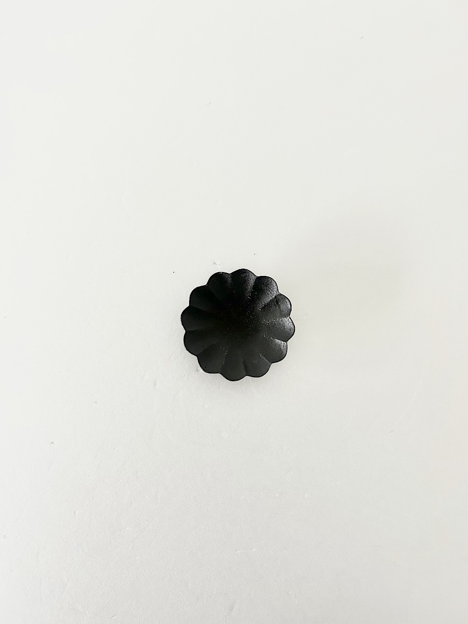 【美品】高島大樹　黒釉輪花小皿