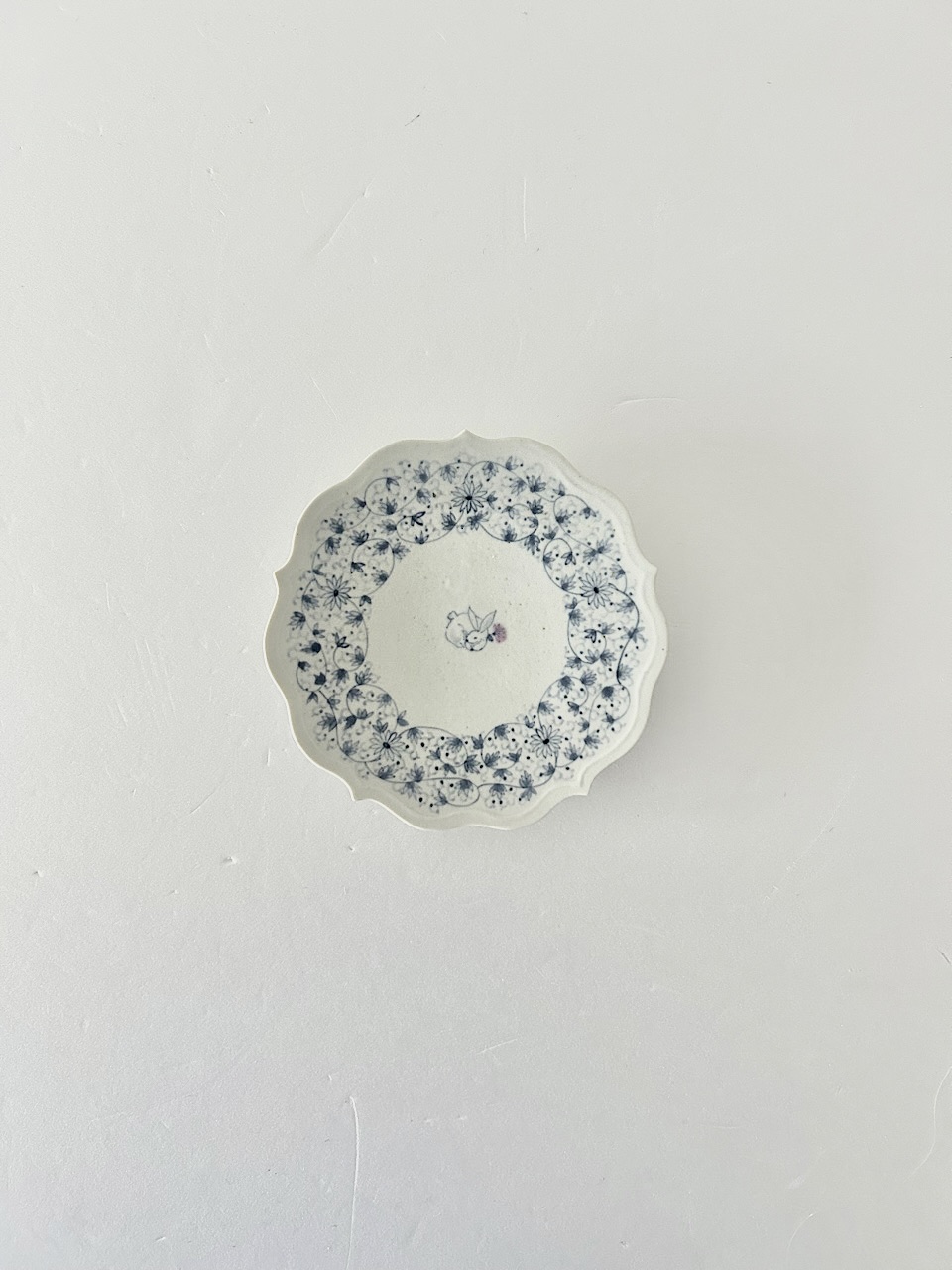 【美品】大井萌子　染付 花　うさぎ　稜花皿