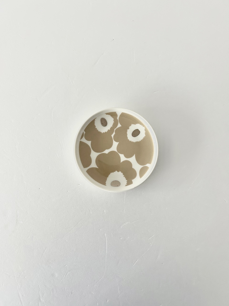 【美品】marimekko　Oiva　UNIKKO　ラウンドプレート　ゴールド・ベージュ