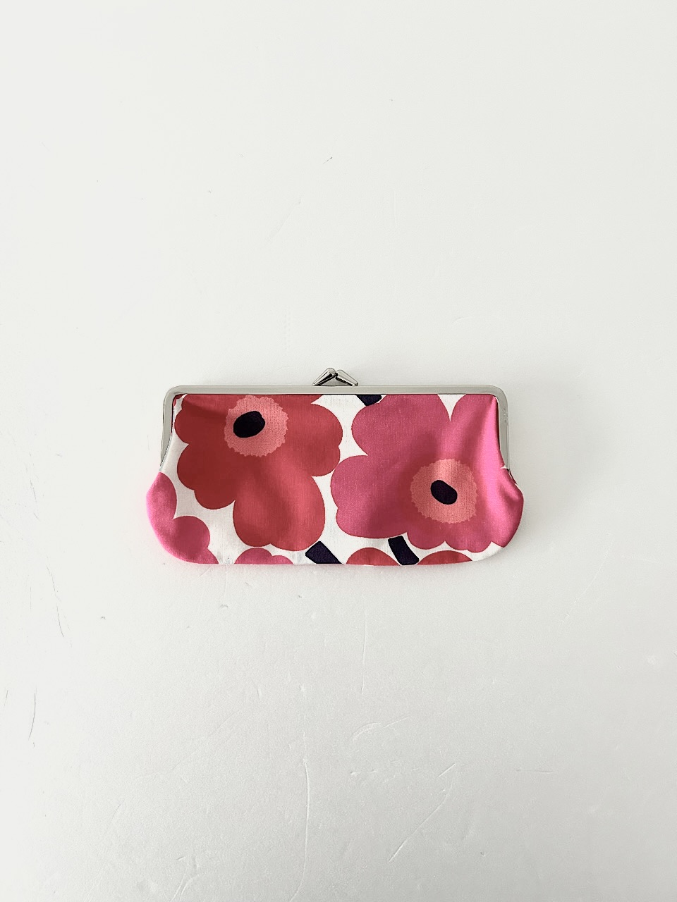 【北欧】未使用　marimekko　がま口　白赤　小物入れ　ポーチ　UNIKKO　横長