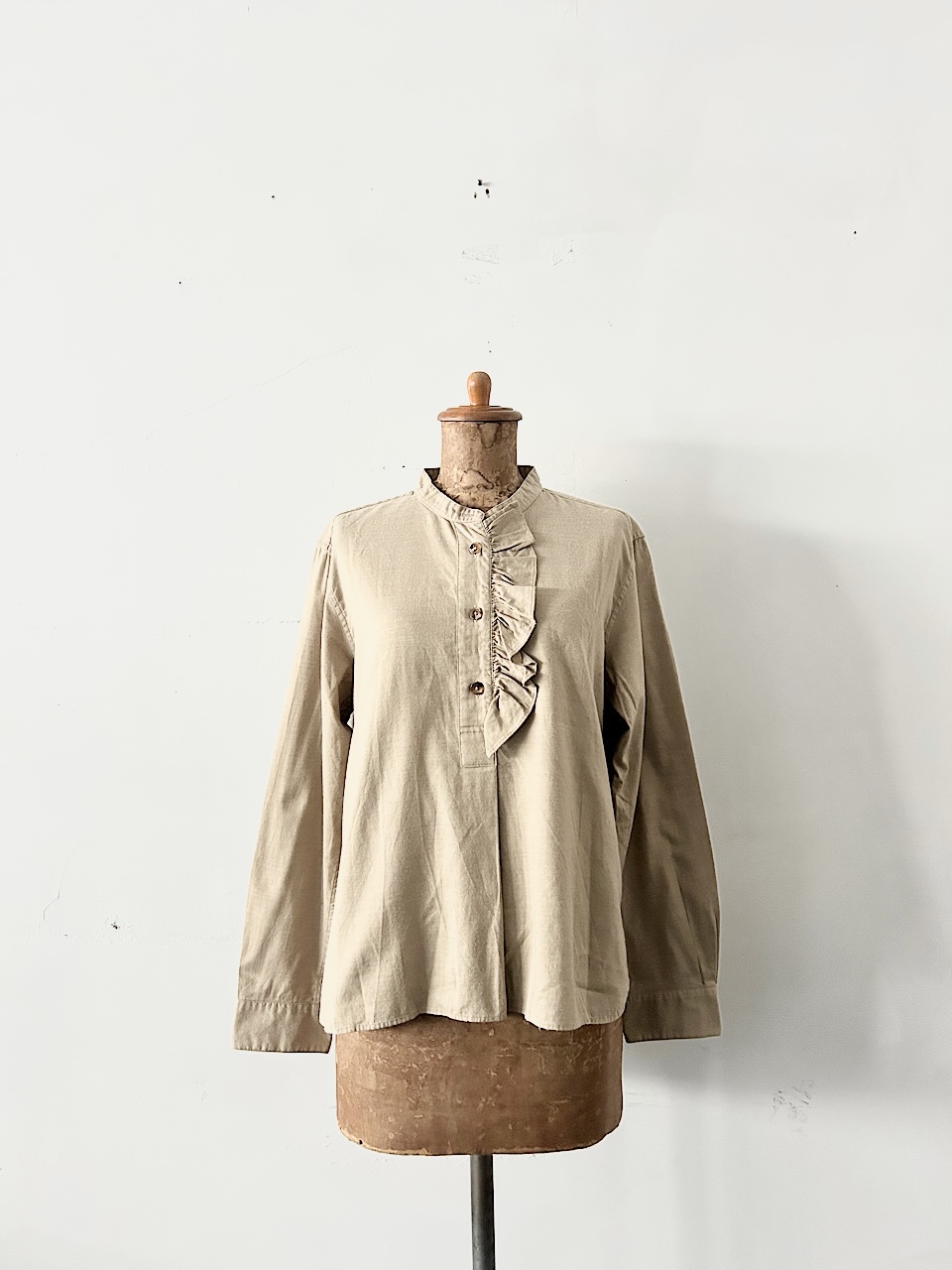 MARGARET HOWELL　ベージュ　フリルカラーシャツ　コットンウール