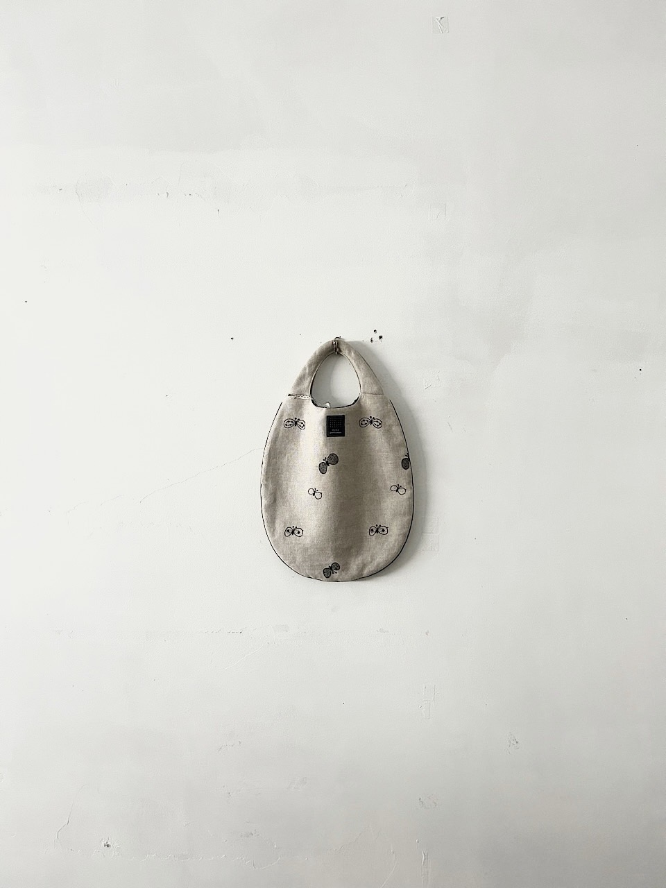 【美品】mina perhonen　choucho　エッグバッグ　ベージュ　麻　リネン　vs9886　