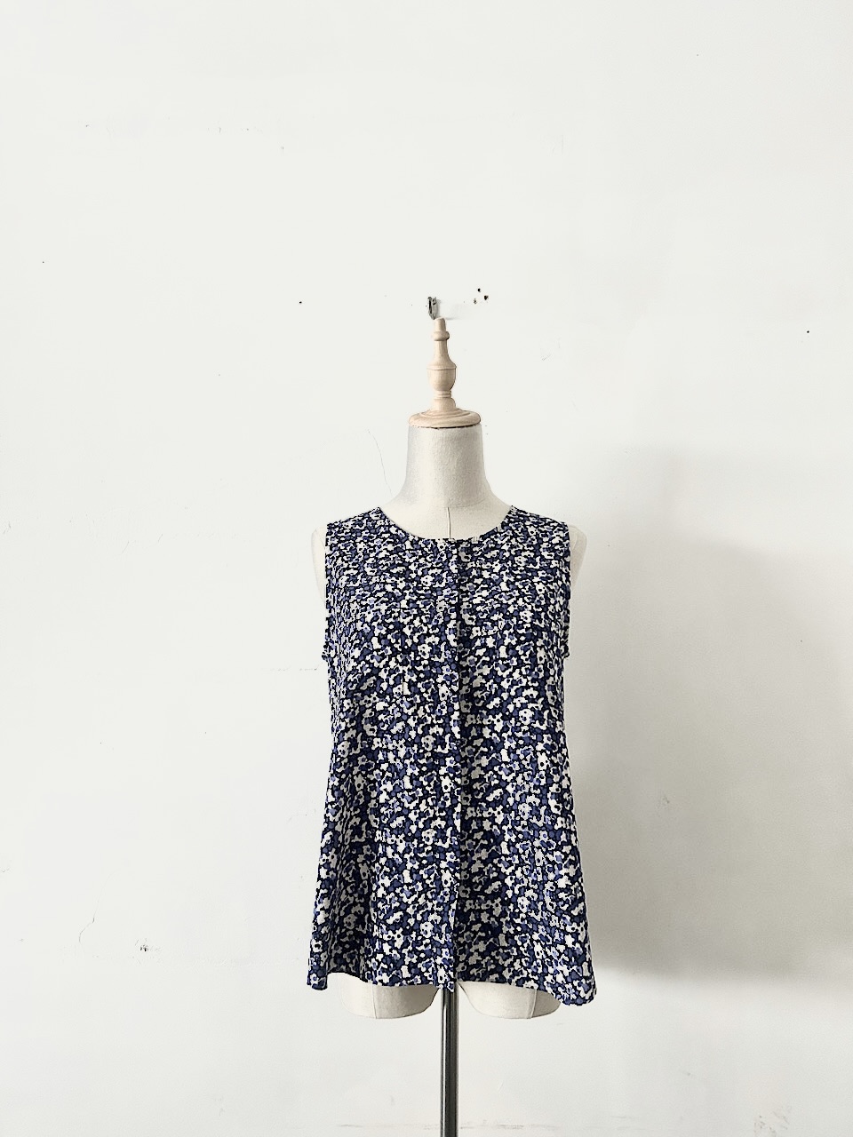 【美品】SHIPS ブルー 花柄 総柄 ノースリーブ ブラウス