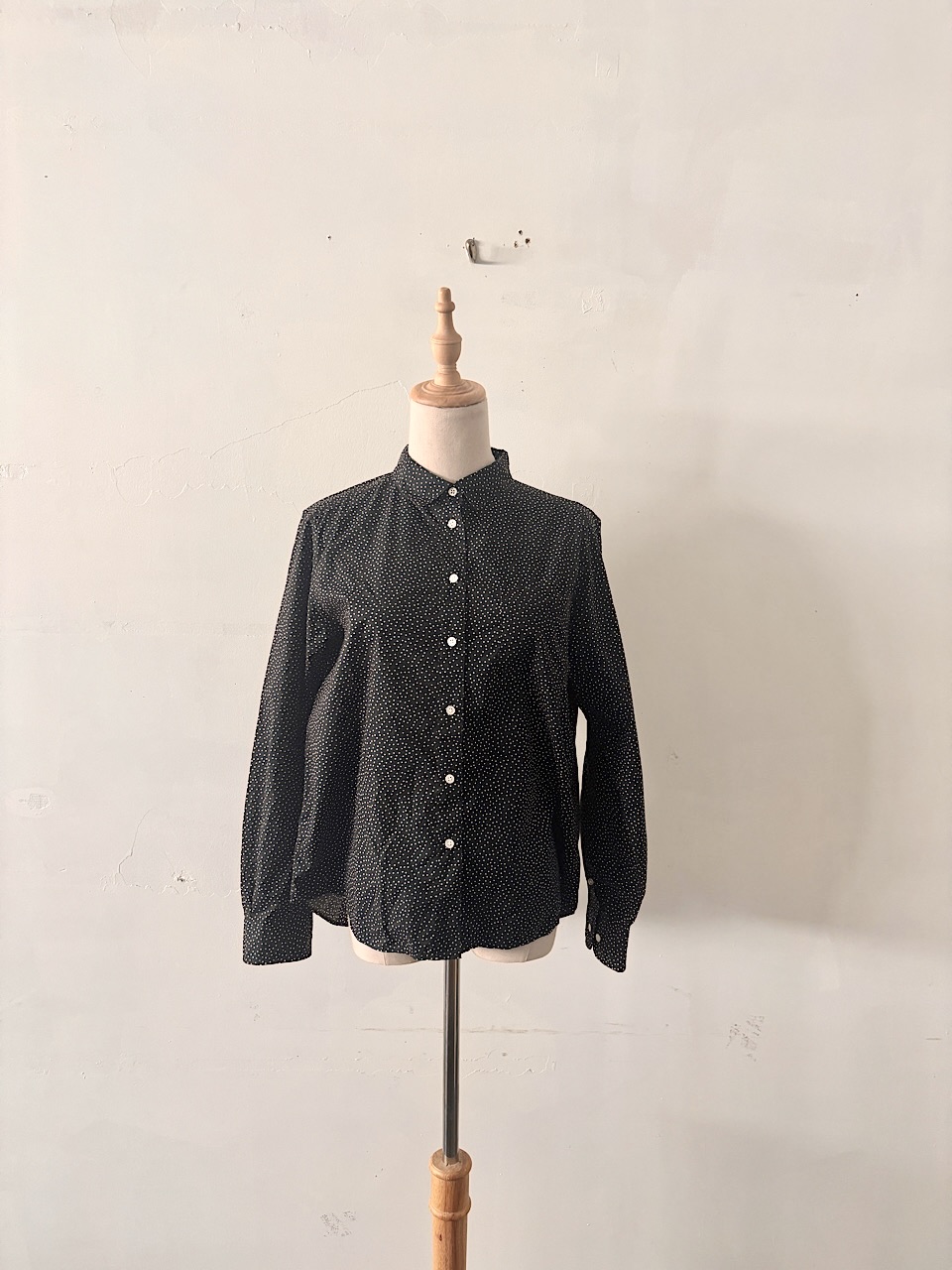 【美品】HUMAN WOMAN  コットン　ドット柄　長袖シャツ