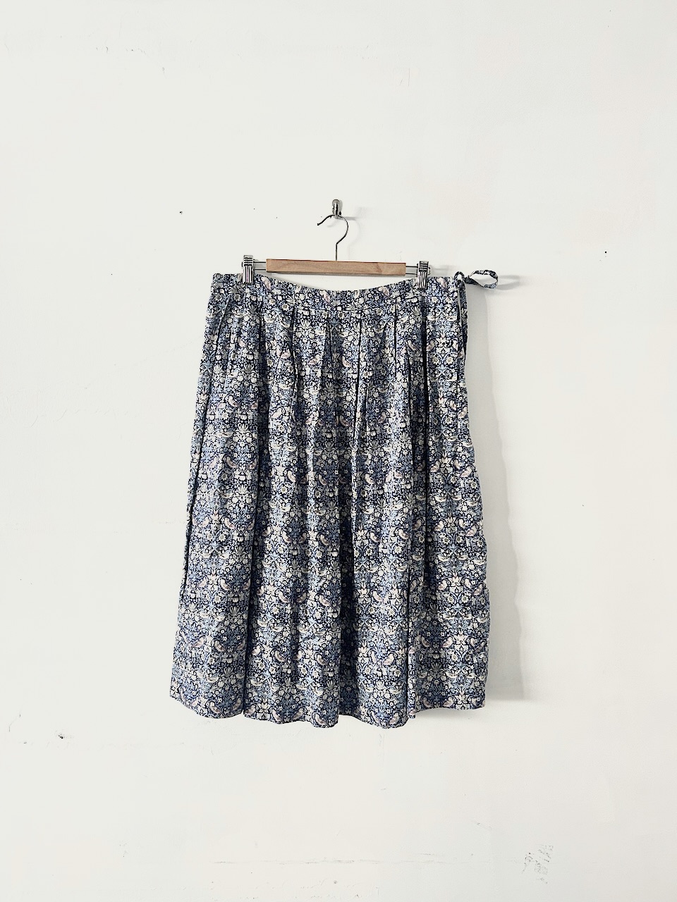 【美品】a piece of library　LIBERTY　花柄リネンスカート　タック入り