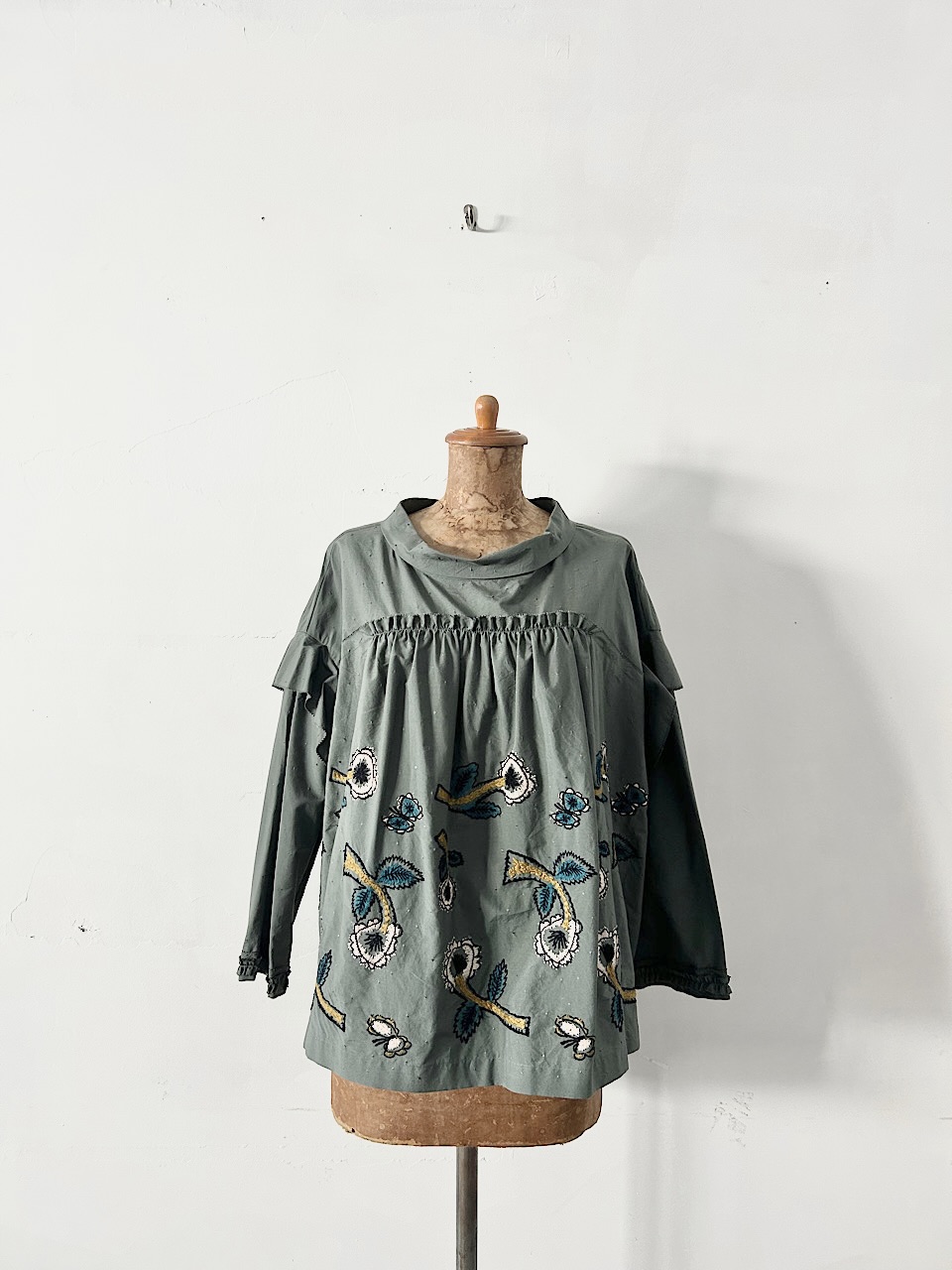 【美品】mina perhonen　yume　ロールカラー刺繍ブラウス　サイズ36
