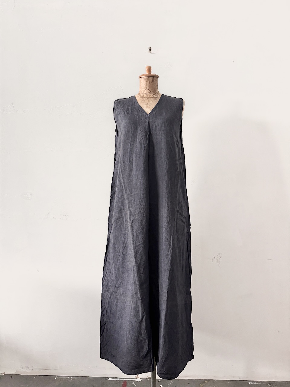 【美品】KATAKAMINA   リネンノースリーブワンピース　ネイビー