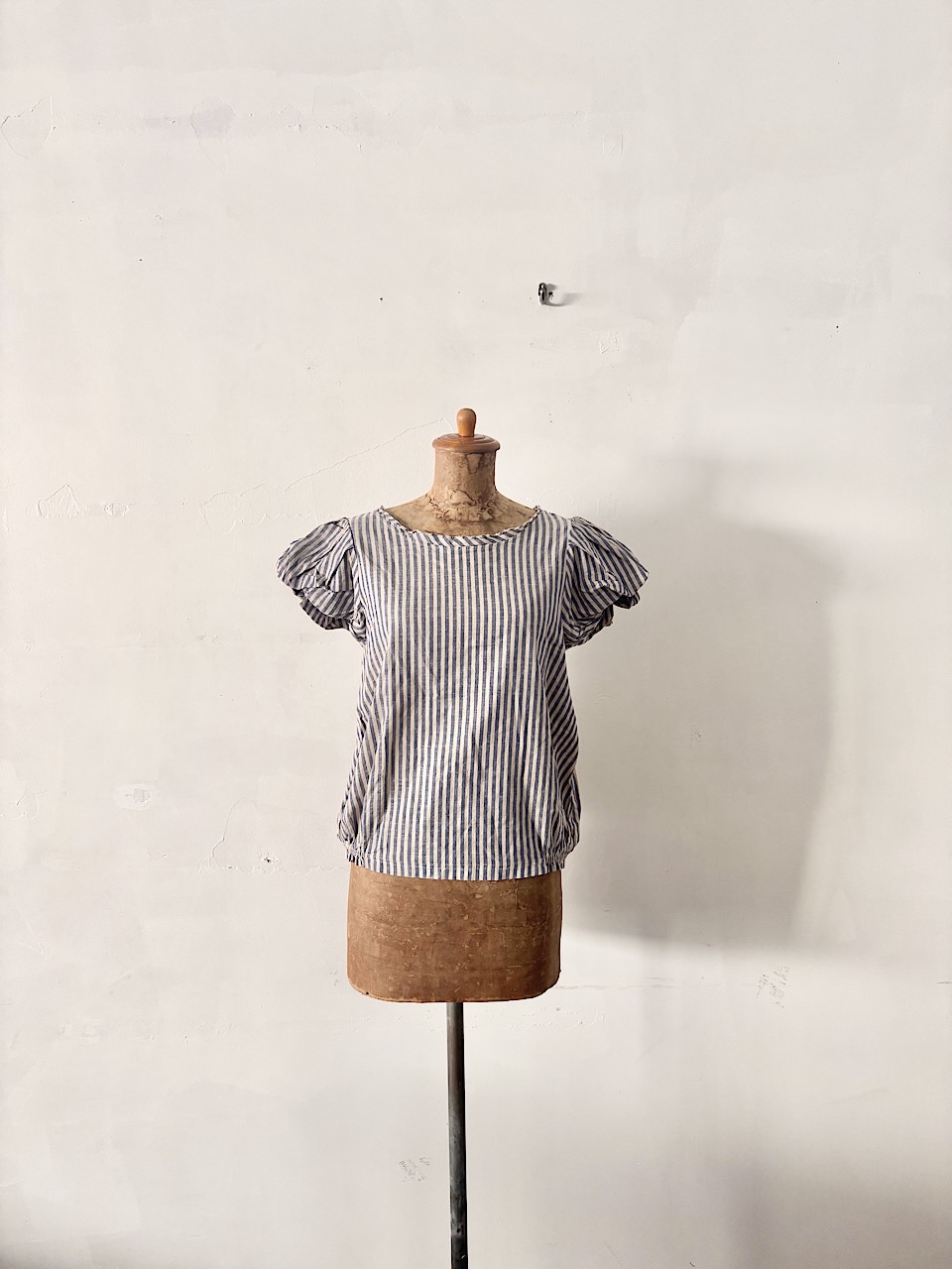 【美品】amherst アムハースト 綿麻 ストライプ パフスリーブ ブラウス　
