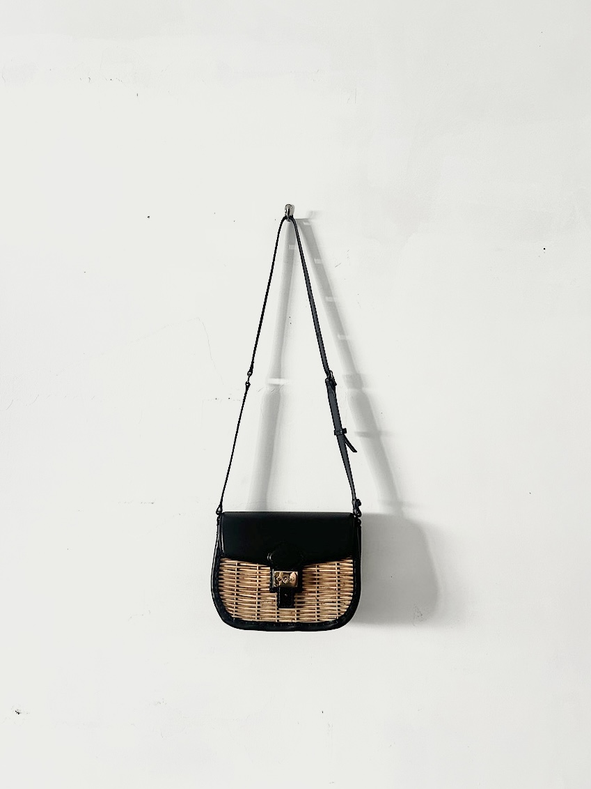 【美品】ebagos エバゴス　カーフ・ショルダーバッグ（ラウンドショルダー）紅籐 ・ カーフレザー ブラック　